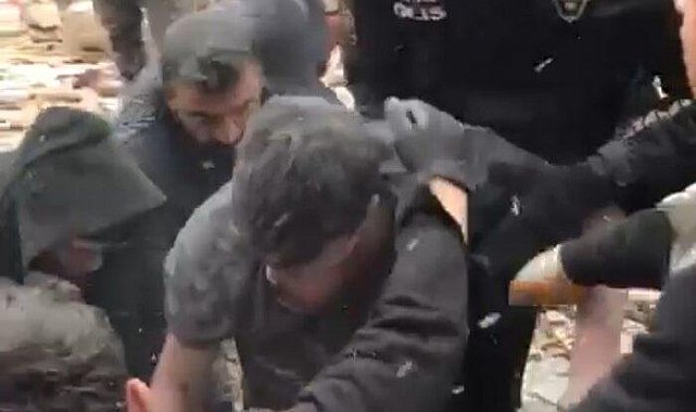Sosyal medyadan yardım isteyen genç, enkaz altından böyle kurtarıldı