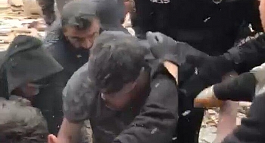 Sosyal medyadan yardım isteyen genç, enkaz altından böyle kurtarıldı