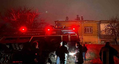Yangına müdahale eden itfaiye aracı devrildi, 1 itfaiye eri yaralandı
