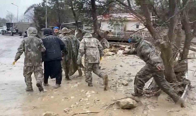 10'uncu Komando Tugayı selden etkilenen vatandaşların yardımına koştu