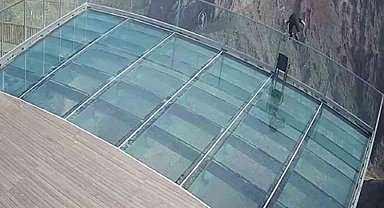 243 metre yükseklikten kendini kayalıklara bıraktı, o anlar kameraya yansıdı