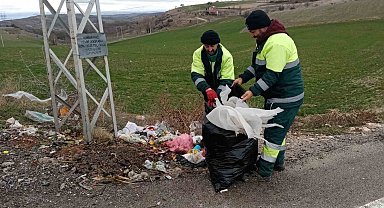 'Keçiören Belediyesi Doğayı Temizleme Timi' yol kenarındaki kilolarca atığı bertaraf etti