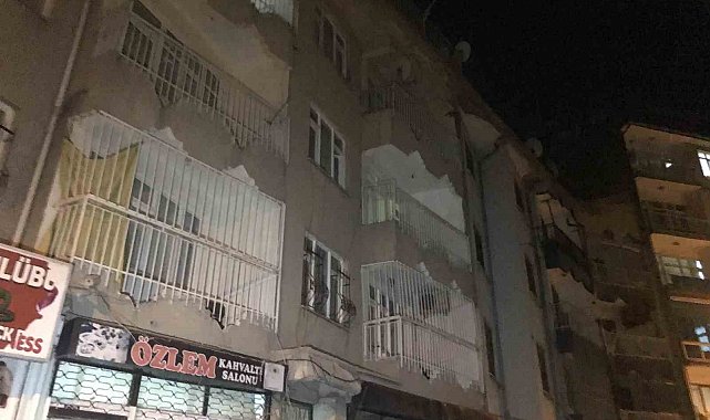 Ağlama sesi gelen çöp evden 1 buçuk yaşındaki çocuk çıktı