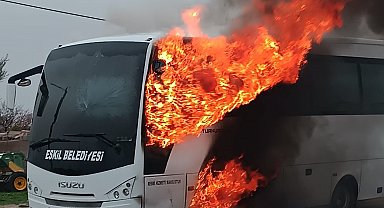 Aksaray'da 25 öğrencinin bulunduğu servis midibüsünde yangın