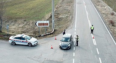 Aksaray'da trafik jandarması trafiği havadan denetliyor