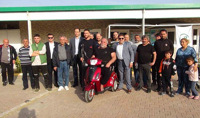 Akülü aracı enkaz altında kalmıştı, depremzede engelli vatandaşa yenisi hediye edildi