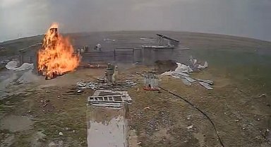 Alev alev yanan saman balyaları güvenlik kamerasına yansıdı