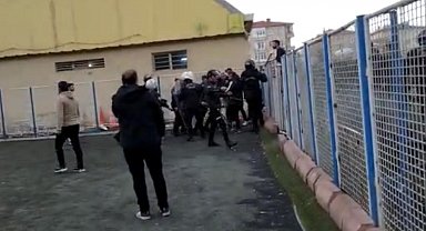 Amatör maçta tekme ve yumruklar havada uçuştu