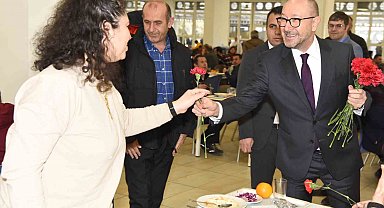 Anadolu Üniversitesinde 8 Mart Dünya Kadınlar Günü çiçeklerle kutlandı