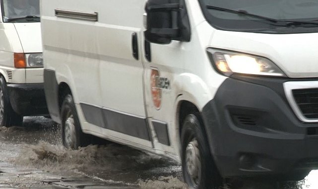 Ankara'da sağanak yağış hayatı olumsuz etkiledi