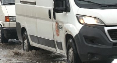 Ankara'da sağanak yağış hayatı olumsuz etkiledi