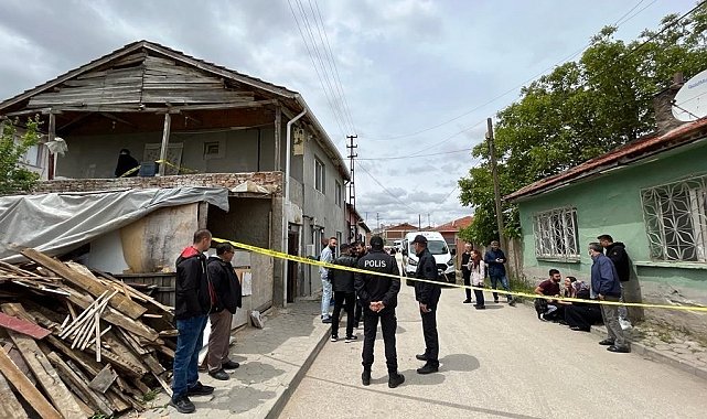 Annesini öldüren çocuk ve azmettiricilik iddiasıyla yargılanan babanın davasında erteleme kararı