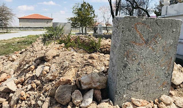 Annesinin öldürdüğü 3 yaşındaki çocuğun babası ve kardeşlerinden mezarına ziyaret
