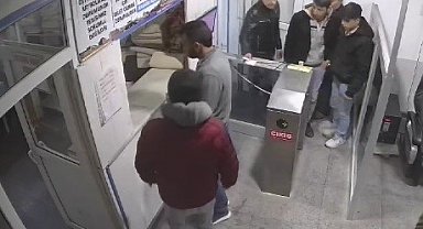 Araba çalıp gittikleri hamamda peştamalla yakalandılar