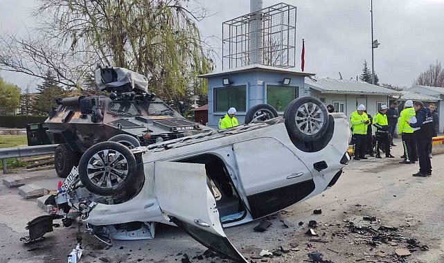 Aracıyla polis noktasına dalarak takla attı: 5'i polis 6 yaralı
