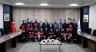 Arama kurtarma çalışmalarına katılan öğrencilerden Rektör Karamustafa'ya ziyaret