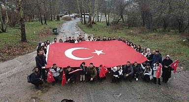 Avukatlar, şehitler için 100 metrelik bayrak açtı