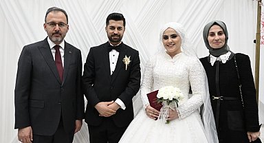 Bakan Kasapoğlu depremzede çiftin nikah şahidi oldu