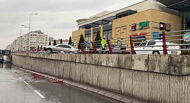 Bariyerlere çarpan otomobil köprüde asılı kaldı: 1 yaralı