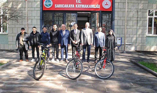 Başarılı öğrencilere bisiklet hediye edildi