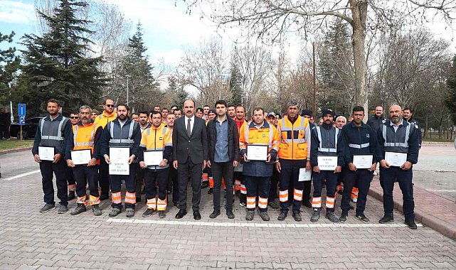 Başkan Altay Hatay'da görev yapan personele teşekkür belgesi takdim etti