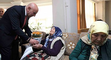 Başkan Altınok, Huzurevindeki anaların dualarını aldı