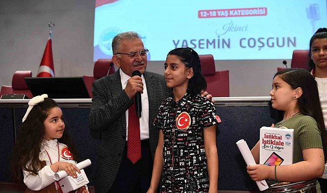 Başkan Büyükkılıç, İstiklal Marşı'na ses veren İstikbali tebrik etti