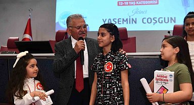 Başkan Büyükkılıç, İstiklal Marşı'na ses veren İstikbali tebrik etti