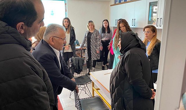 Başkan Büyükkılıç, Kızılay Yardım Toplama Merkezi'ni ziyaret etti