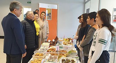 Başkan Büyükkılıç miniklerin hayır panayırını ziyaret etti