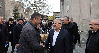 Başkan Büyükkılıç'tan Cumhuriyet Meydanı'nda esnaf ziyareti