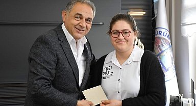Başkan Çiftçi'den 'Ağladım' şiirine ödül