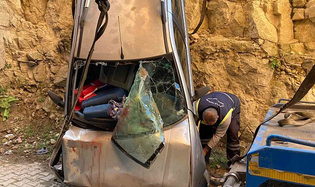 Başkentte otomobil bina boşluğuna uçtu: 5 yaralı