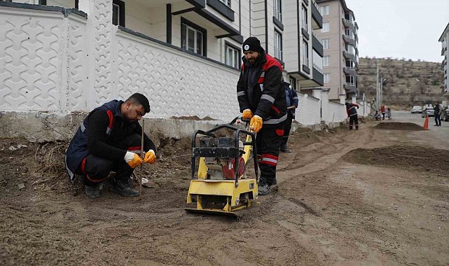 Belediye ekipleri yol bakım-onarım çalışmalarını sürdürüyor