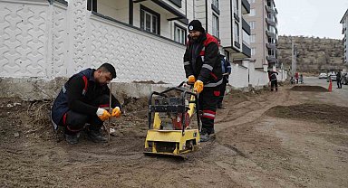 Belediye ekipleri yol bakım-onarım çalışmalarını sürdürüyor