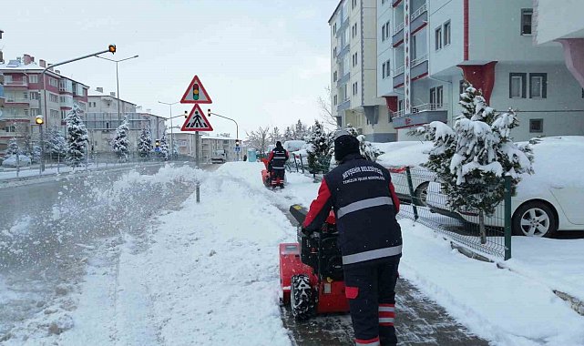 Belediye'nin karla mücadelesi devam ediyor