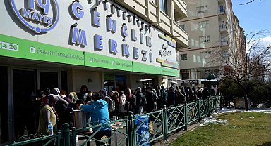 Bin genç aynı anda kayıt oldu