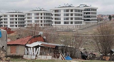Bir yanda milyonluk evler diğer yanda viraneler