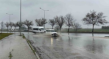 Biriken yağmur suyundan geçen araç sürücüleri zor anlar yaşadı