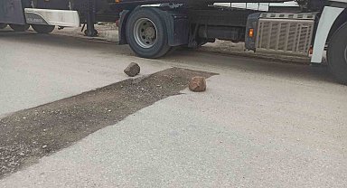 Bozuk yola 'taşlı' önlem şaşırttı