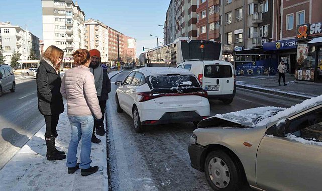 Buzlanan yollar kazaya sebep oldu