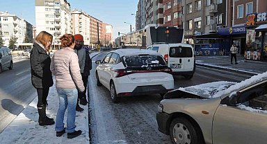 Buzlanan yollar kazaya sebep oldu