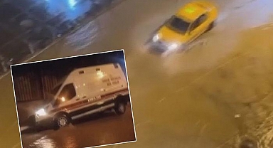 Cadde ve sokaklar göle döndü! Çukurlar oluştu... Araçlar içine düştü