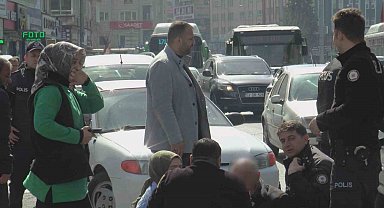 Çarptığı yayanın başında hüngür hüngür ağladı