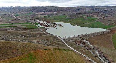 Çiftçinin ekinleri gibi hayalleri de sular altında kaldı