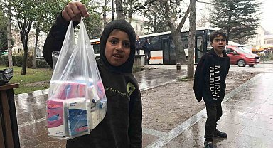 Çocuklar, yağmur altında mendil satmaya devam etti
