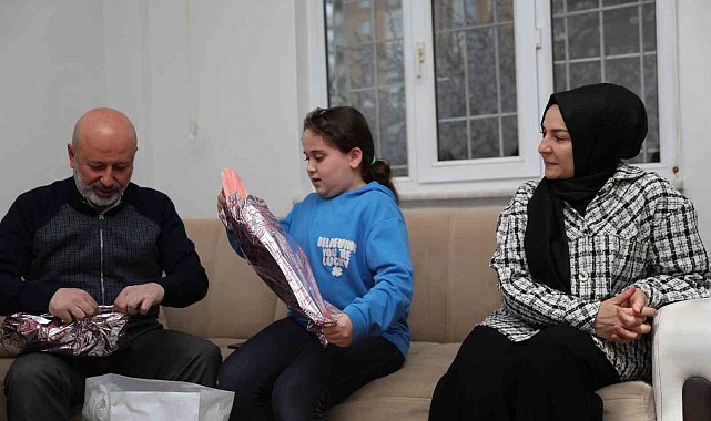 Çolakbayrakdar çifti, iftarda depremzede ailenin misafiri oldu