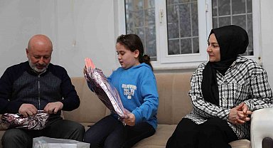 Çolakbayrakdar çifti, iftarda depremzede ailenin misafiri oldu