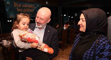 Çolakbayrakdar çifti, iftarı depremzede öğrenciler ve aileleriyle açtı