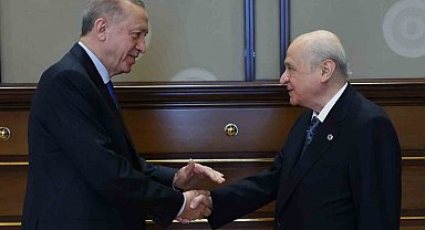 Cumhurbaşkanı Recep Tayyip Erdoğan, Cumhurbaşkanlığı Külliyesi'nde MHP Genel Başkanı Devlet Bahçeli'yi kabul etti.